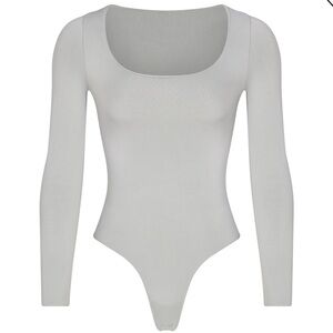 SKIMS ESSENTIAL LONG SLEEVE SCOOP NECK BODYSUIT - NWT - size S/M Light Grey